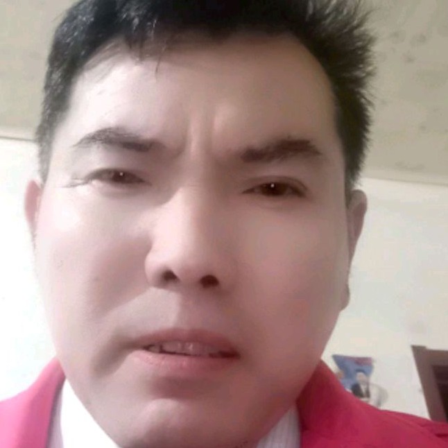 灼热拿枫叶的照片