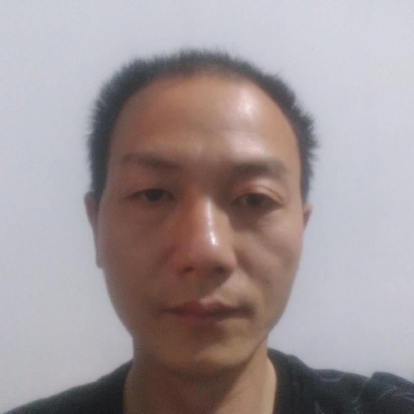 不解的蹙眉清曲的照片