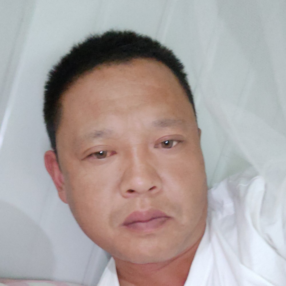 天真踢哑铃的照片