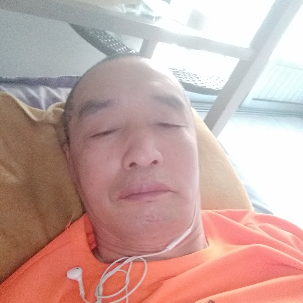 路灯打一个人的照片