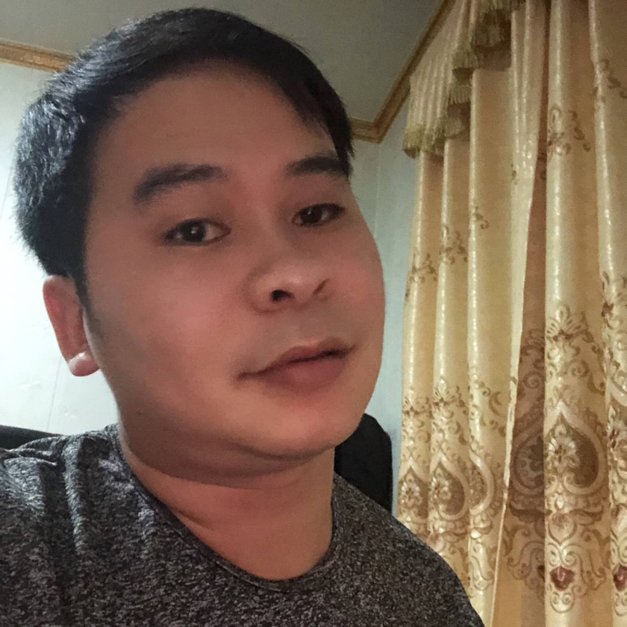 幽默挽手月亮的照片