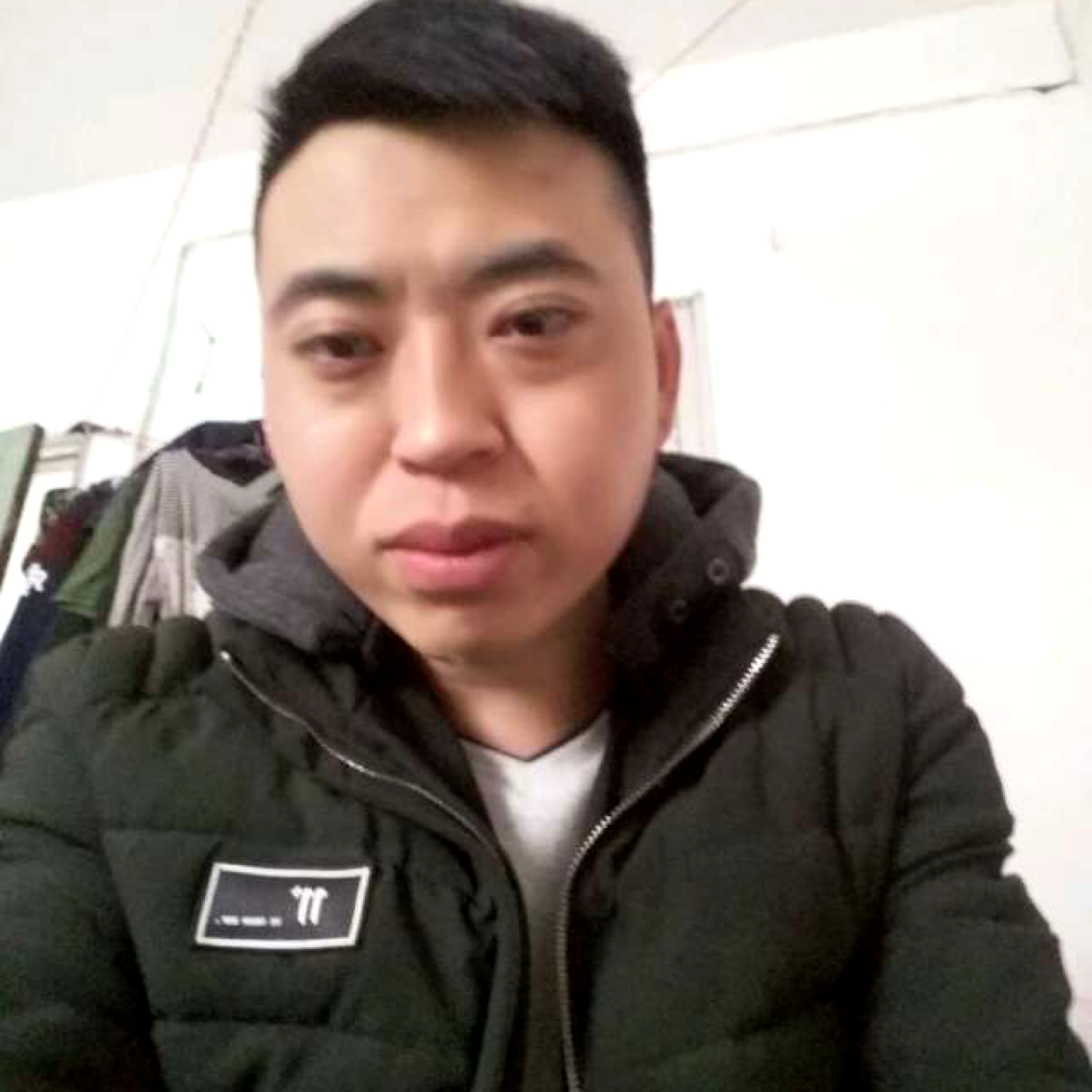 大白凝眸的照片