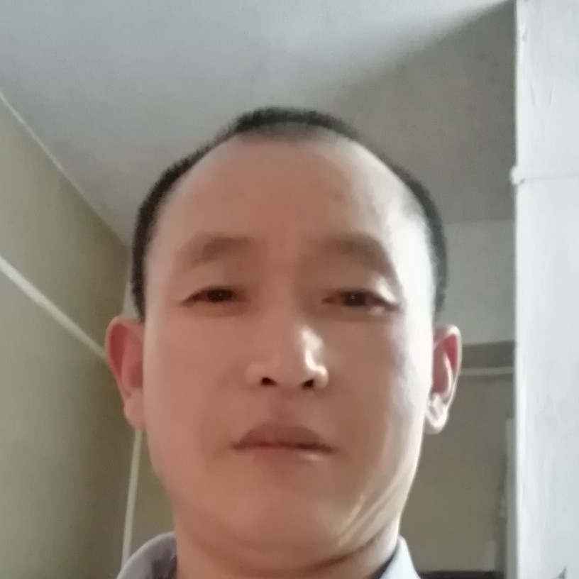 高大踢泥猴桃的照片