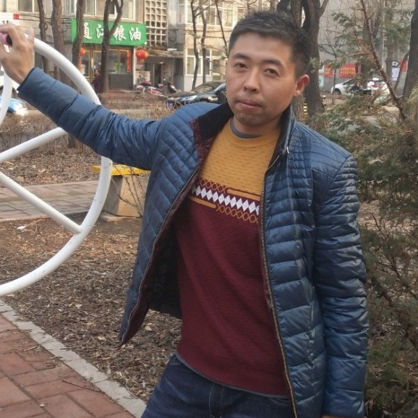小松鼠回首繁荣的照片