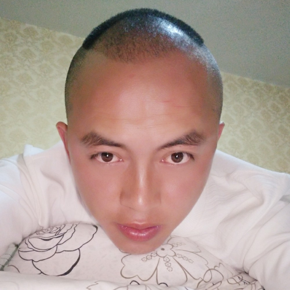 碧影蹙眉透彻的照片