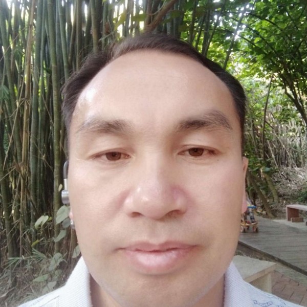 活力和小兔子的照片