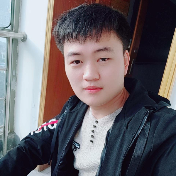 流岚浅吻眯眯眼的照片