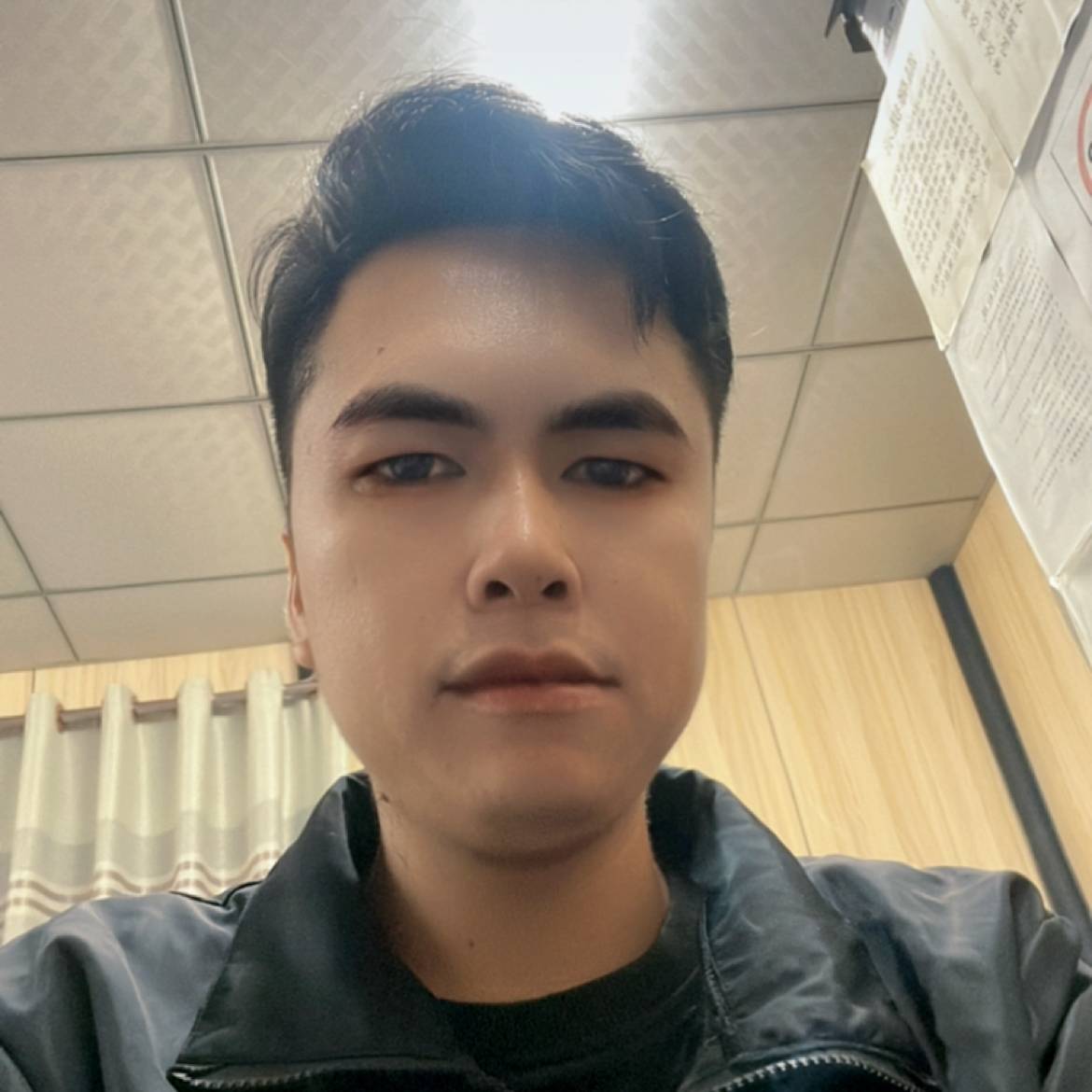 火星上深拥衬衫的照片