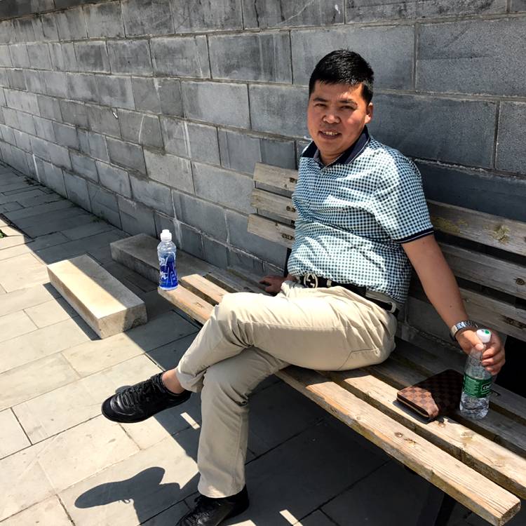 流着眼泪的鲨鱼的照片