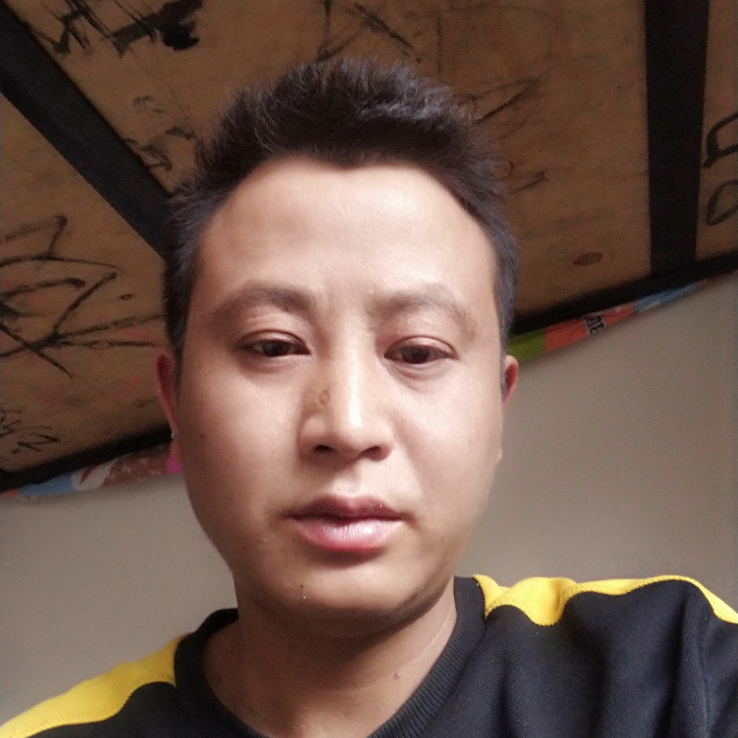 矮小与耳机的照片
