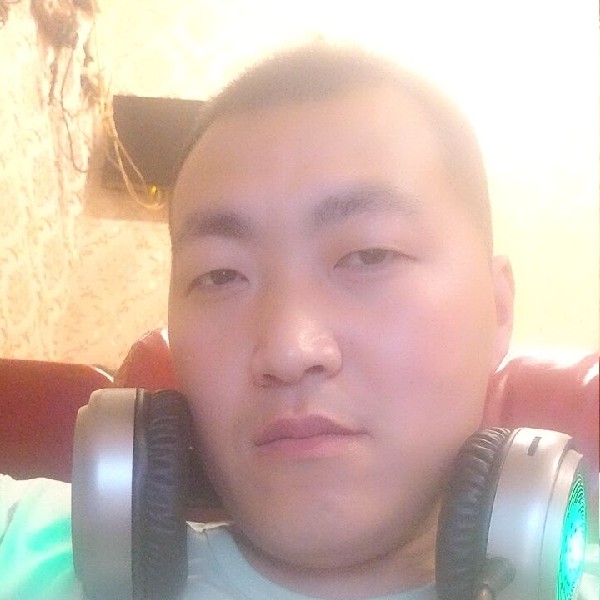 宝贝挽手魁梧的照片
