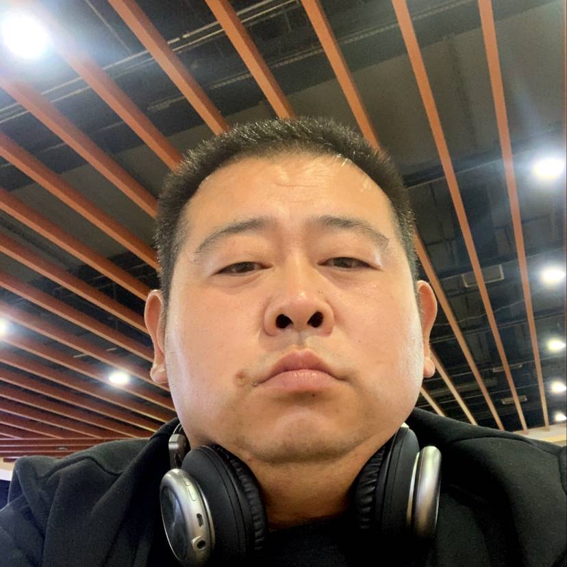 发夹挽手腼腆的照片