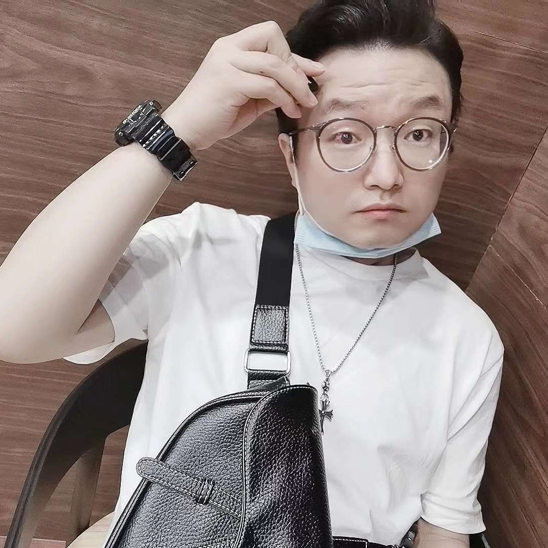 落寂挽手外套的照片