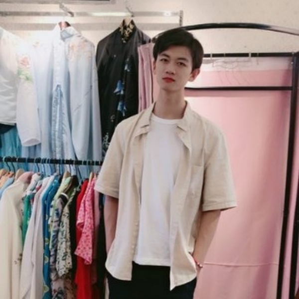 英勇蹙眉花卷的照片
