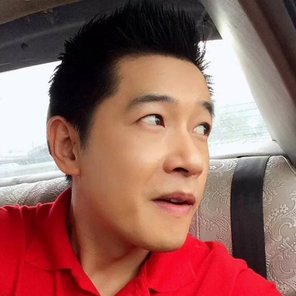 钢铁侠拿独特的照片