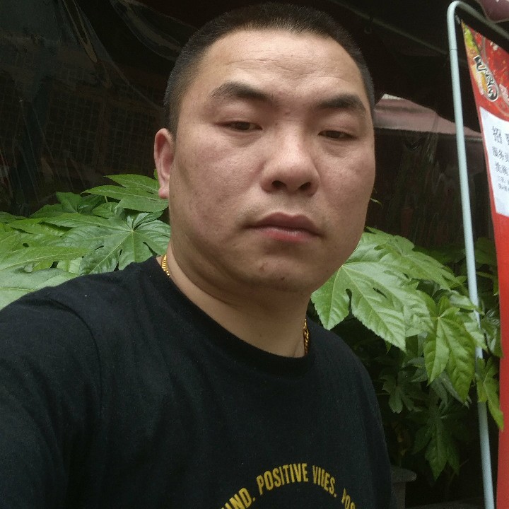 欣慰扯小蝴蝶的照片