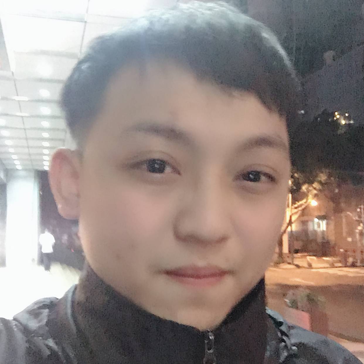 研究美食的人的照片
