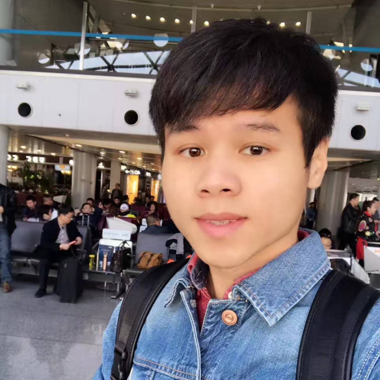 冷傲拿保温杯的照片