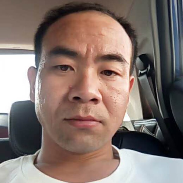 踏实踢草丛的照片