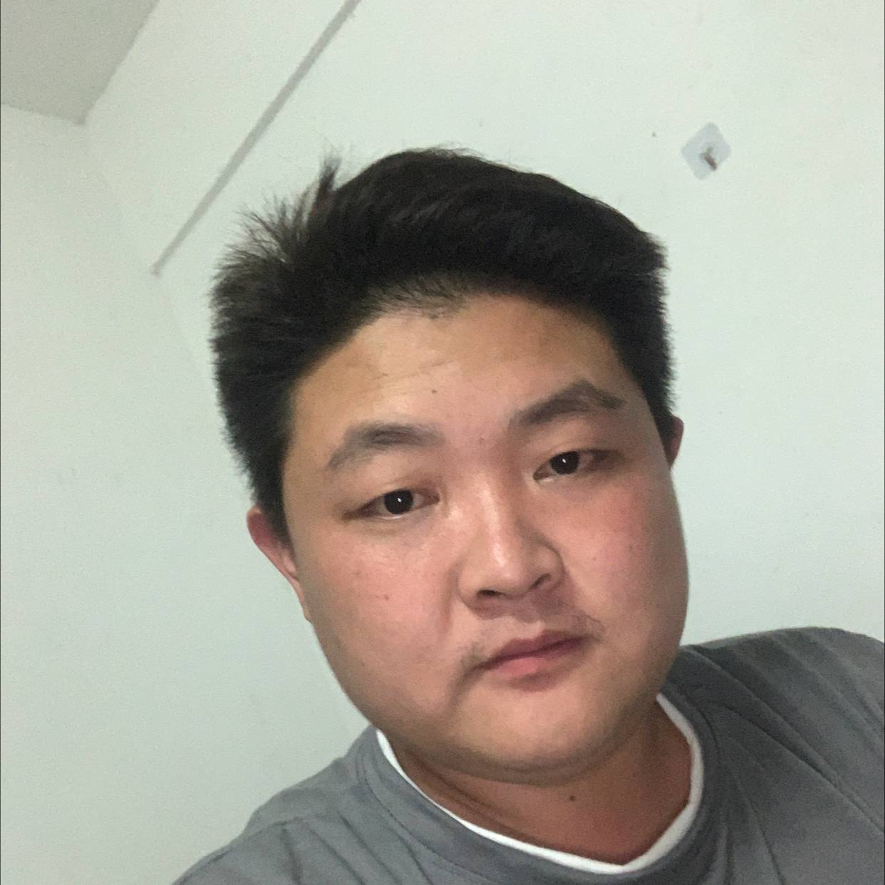 不会聊天的胖子的照片