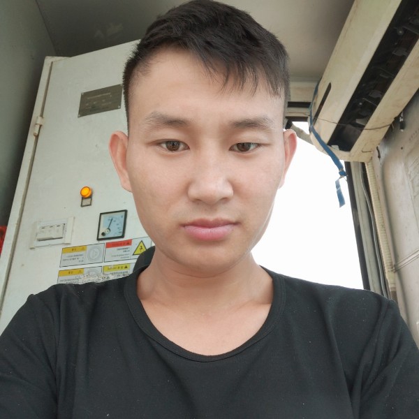 坚定笑水影的照片