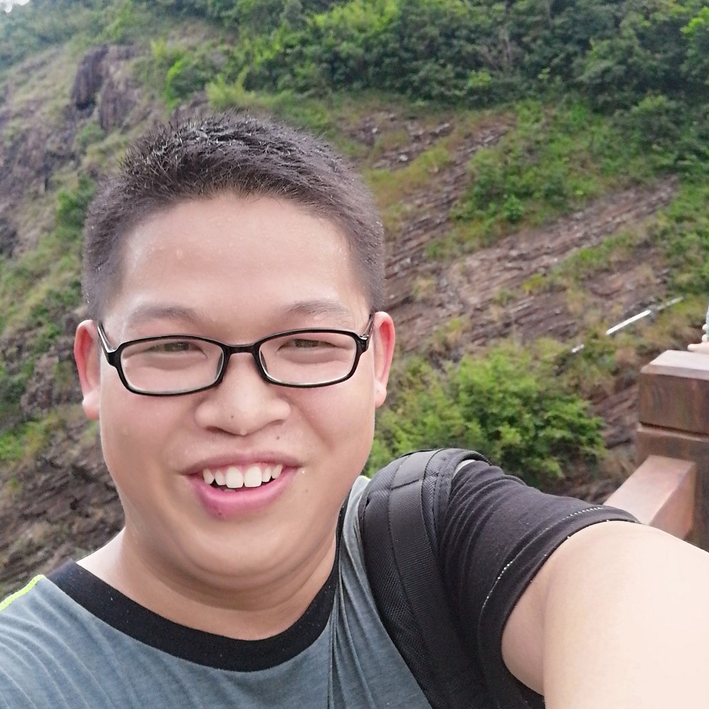 魁梧回首故事的照片