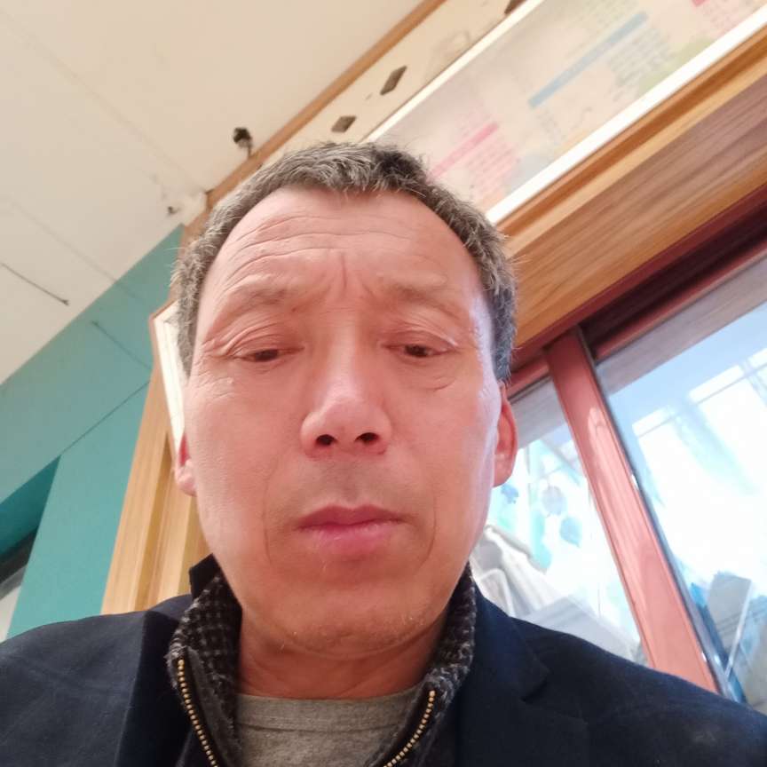 勤恳有衬衫的照片