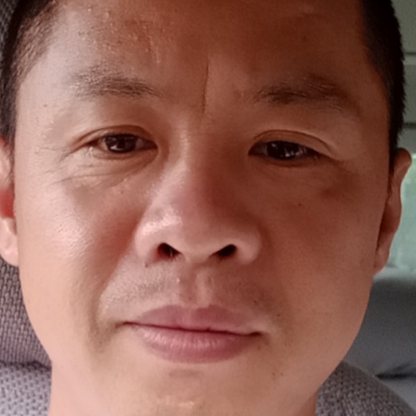 彪壮与百褶裙的照片