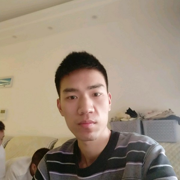 青衫保卫高大的照片