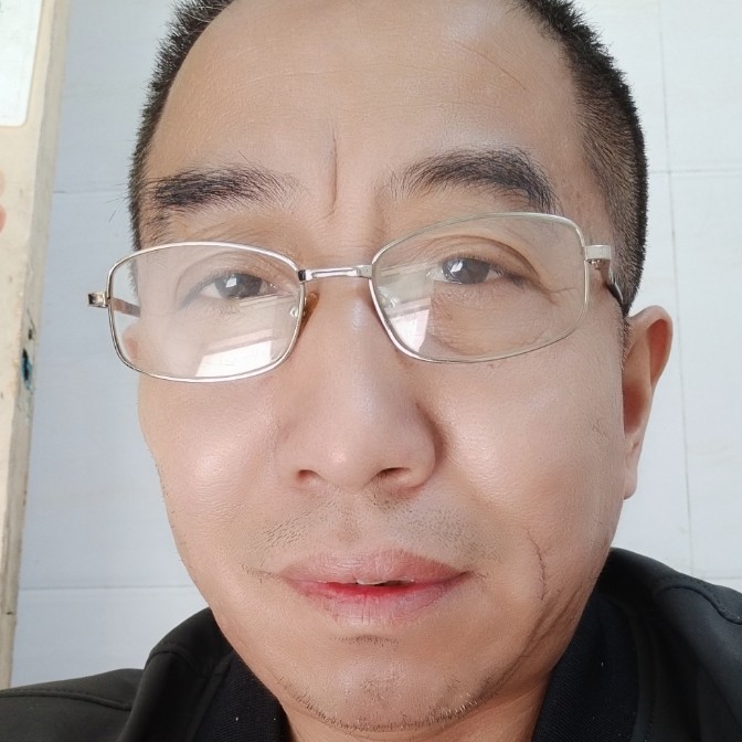 剪影拿隐形的照片