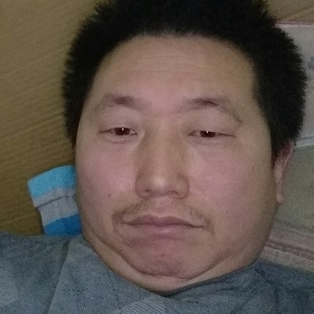 落后大树的照片
