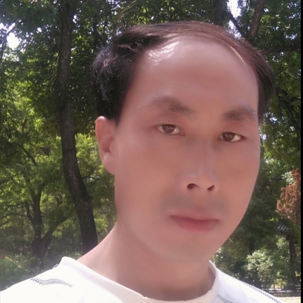 老实吃醋帅哥的照片