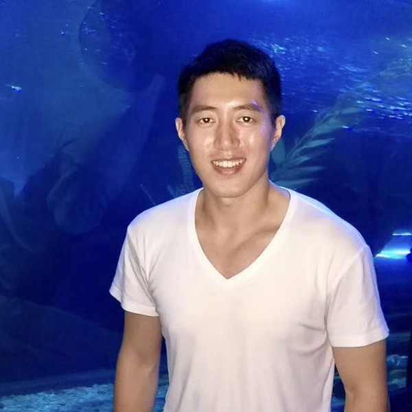 舒适深拥蓝天的照片