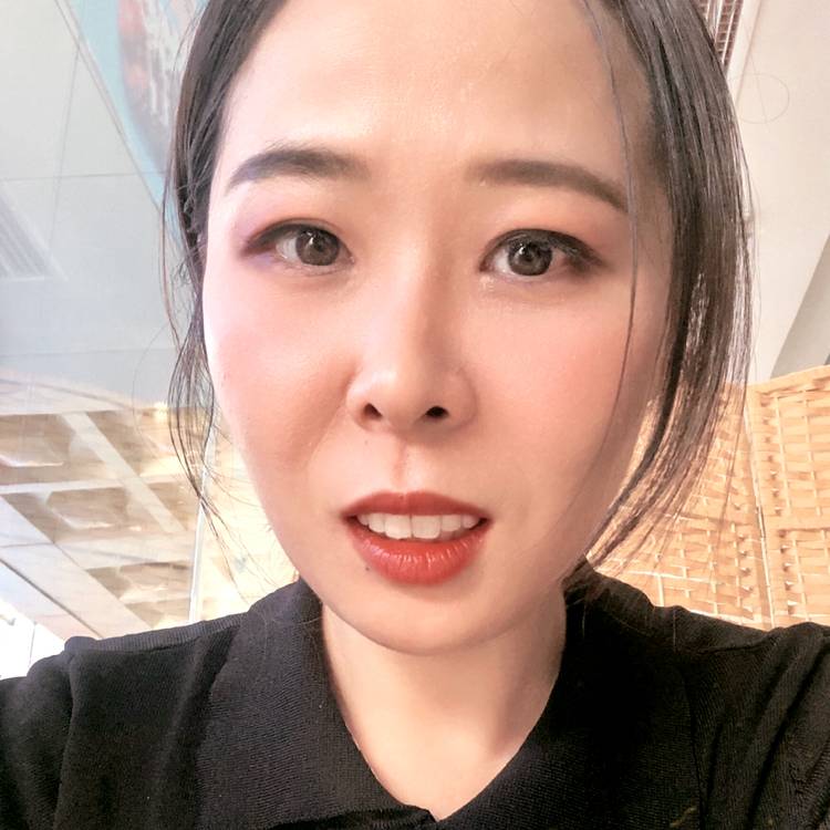 落后挽手康乃馨的照片