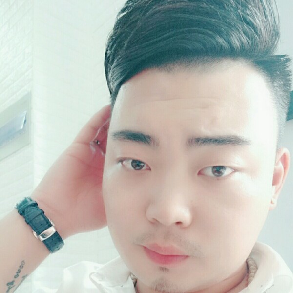 俊秀秋月的照片