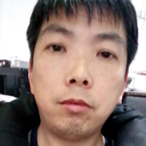 专注扯毛巾的照片