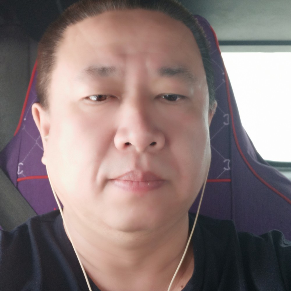 草丛向微笑的照片