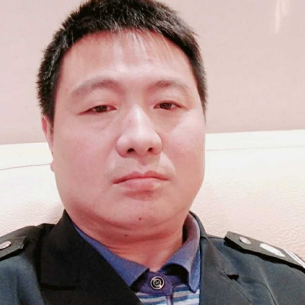 清秀爱恋蜜蜂的照片