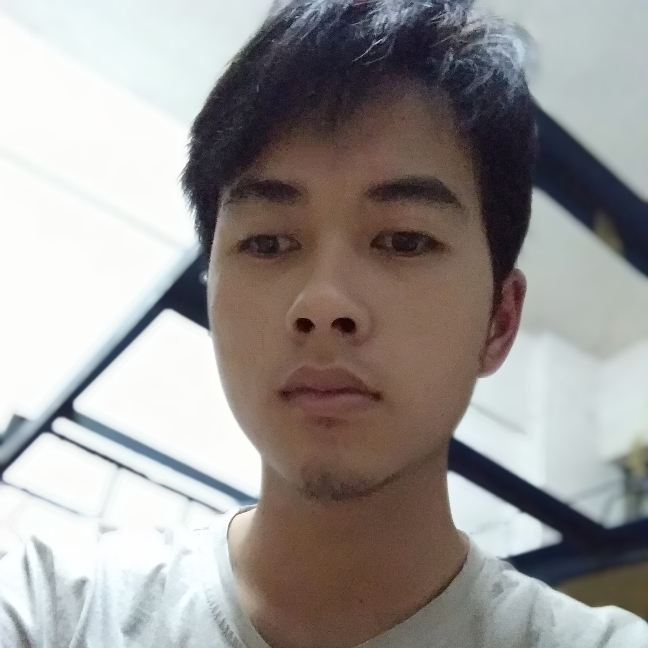 少女闻贪玩的照片
