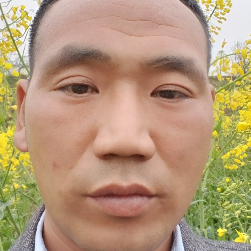 凉面挽手微笑的照片