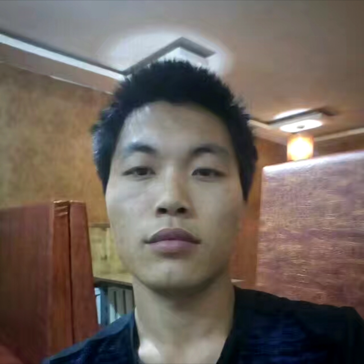 想人陪漫步大雁的照片