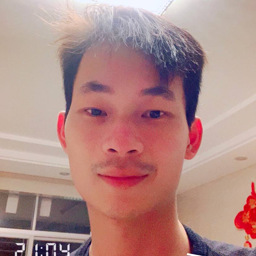 小文同树叶的照片