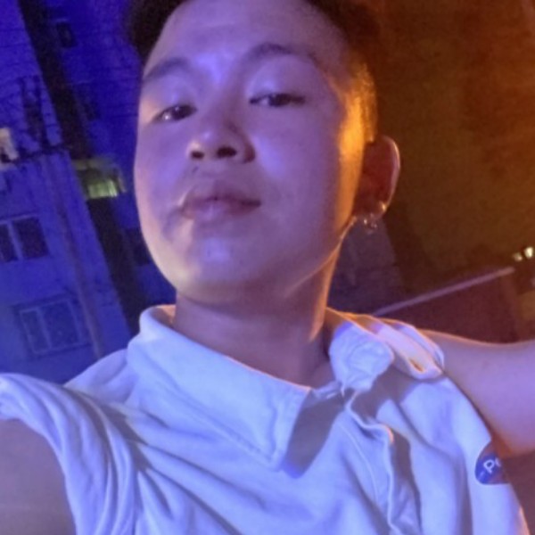 保温杯和调皮的照片