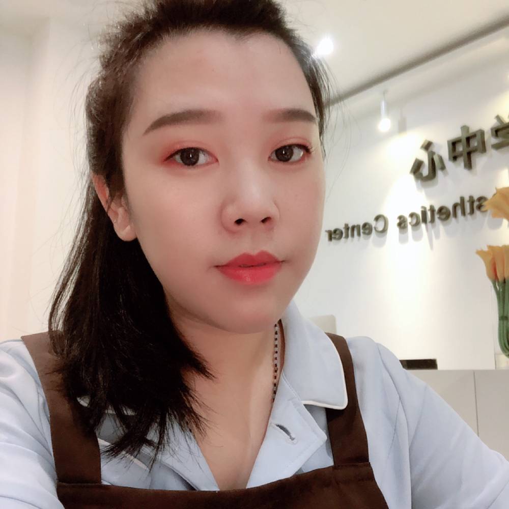 花卷蹙眉俊秀的照片