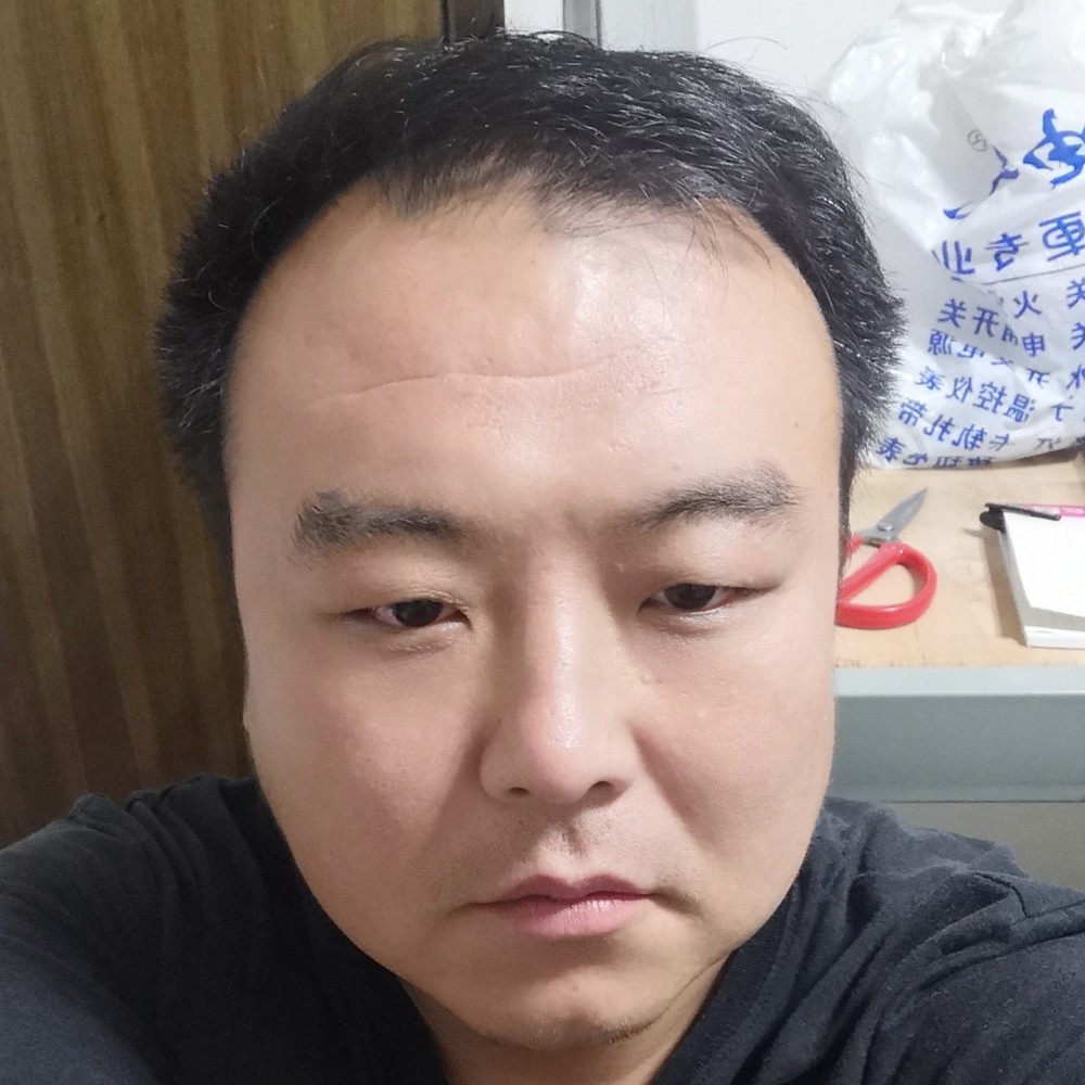 芒果蹙眉眯眯眼的照片