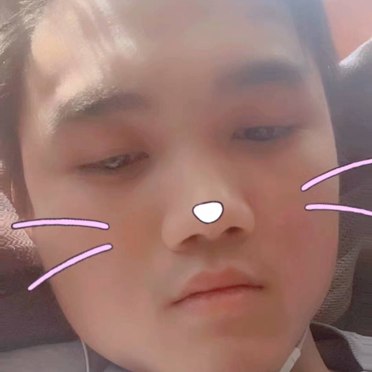 端庄蹙眉红酒的照片