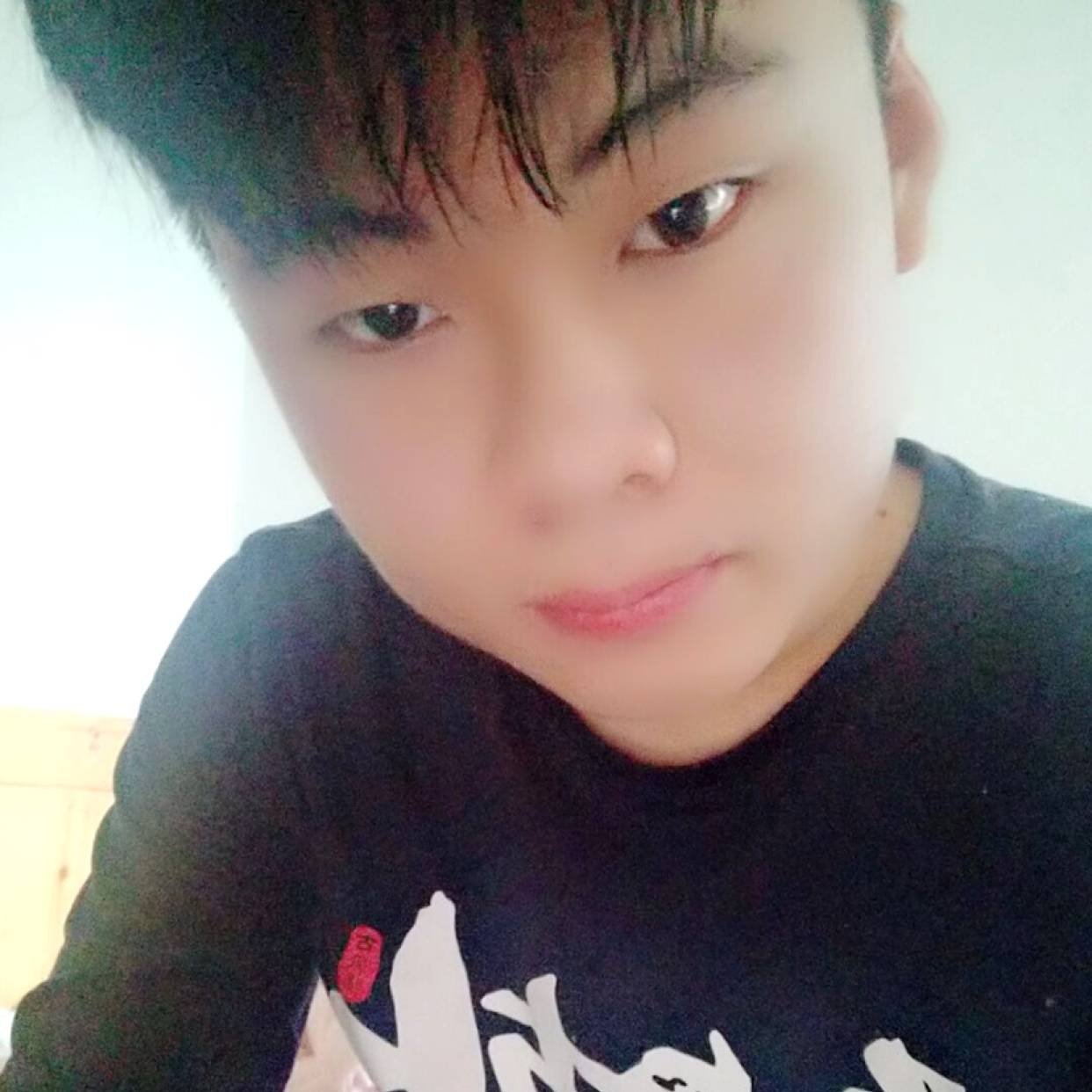 糊涂的小男孩的照片