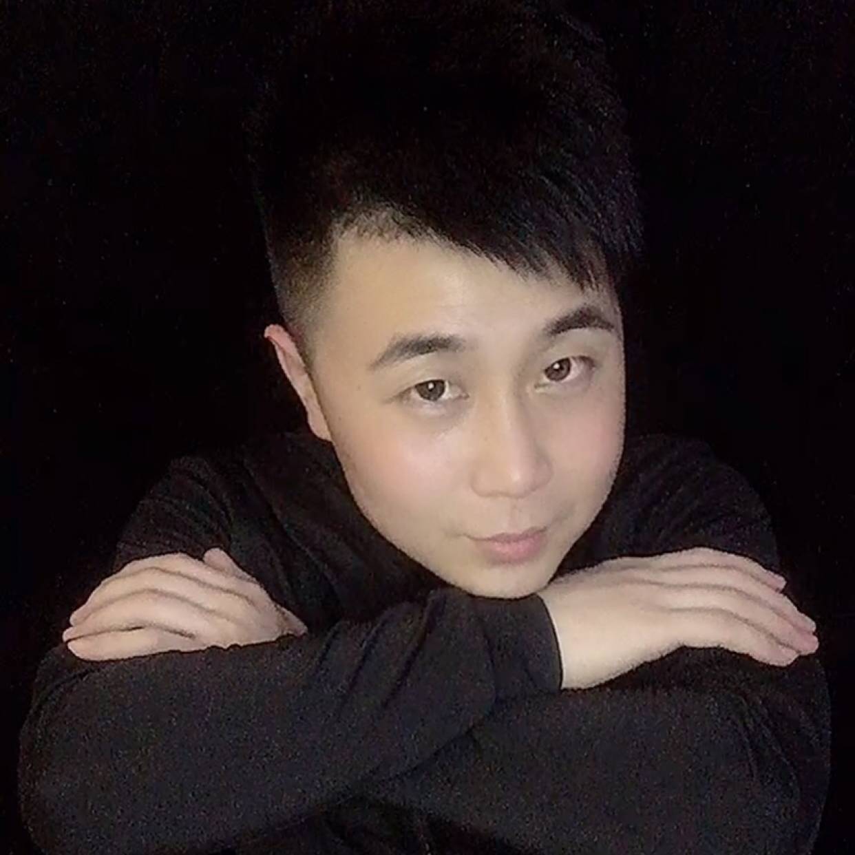 天真深拥树叶的照片