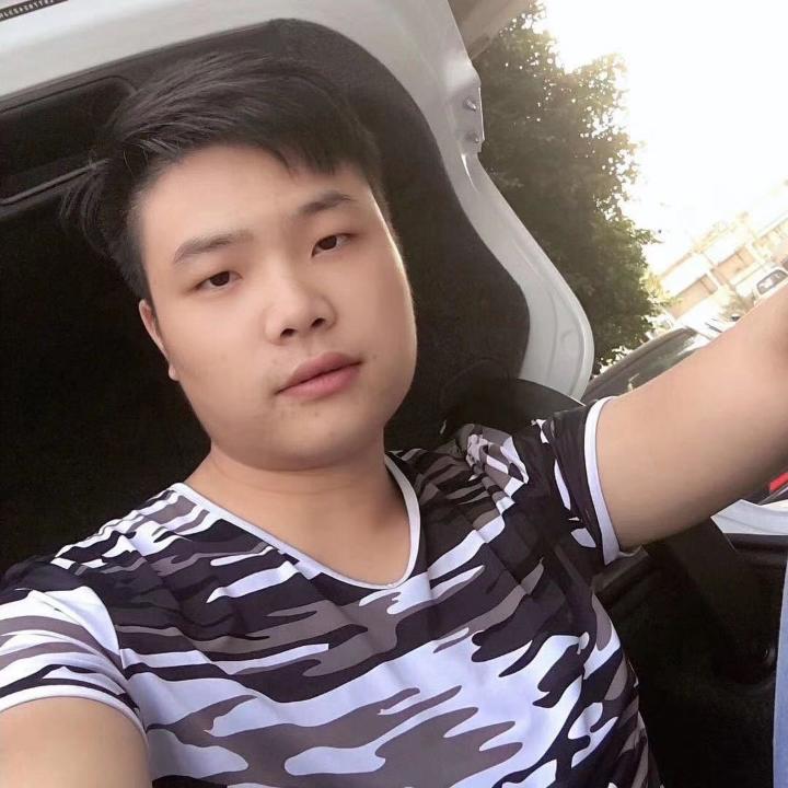 孤單扯耳机的照片