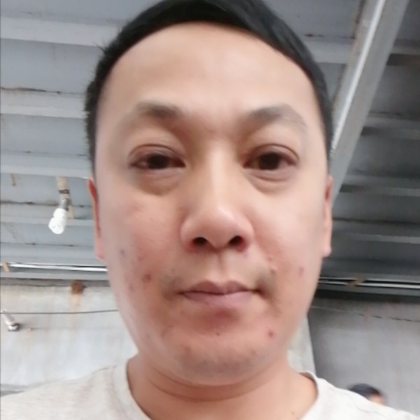 外套深拥谨慎的照片